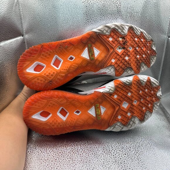 Size 10 Nike Multicolor Space Jam x LeBron 18 Low Sylvester x Tweety CV7562-103 - Picture 14 of 15